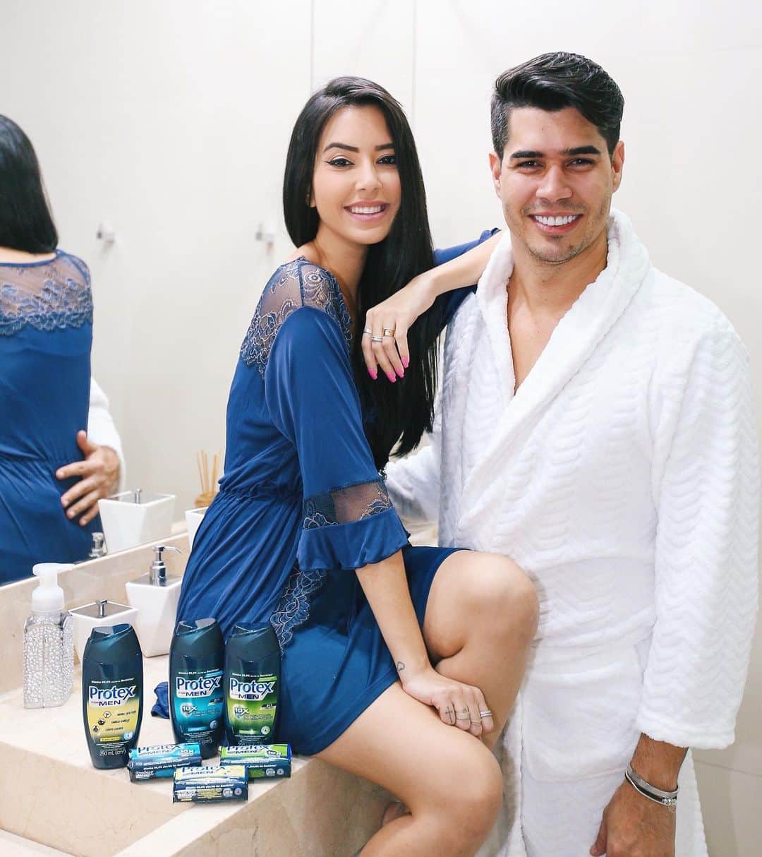 Gabriela Salesのインスタグラム：「Lacrinhas, tô no chaummm com o Uó 😂, agora ele tá todo se achando porque foi valorizado pela Protex. Tá muito garoto propaganda com piscinhas de Protex Men, não aguento kkkk! E eu que me dei bem nessa história, porque só assim ele vai parar de pegar minhas coisas, já que agora ele tem um produto só pra ele no banheiro e que ainda oferece 10x mais proteção, frescor e cuidado na hora do banho!  O produto está disponível nas versões 2 em 1, Energy e o Sport indicado para o corpo e cabelo e 3 em 1 para a barba, corpo e cabelo. Achei bem prático e você ainda pode escolher entre liquido ou barra. Partiu mandar os boys tudinho comprarem! #ProtexMen *publi」