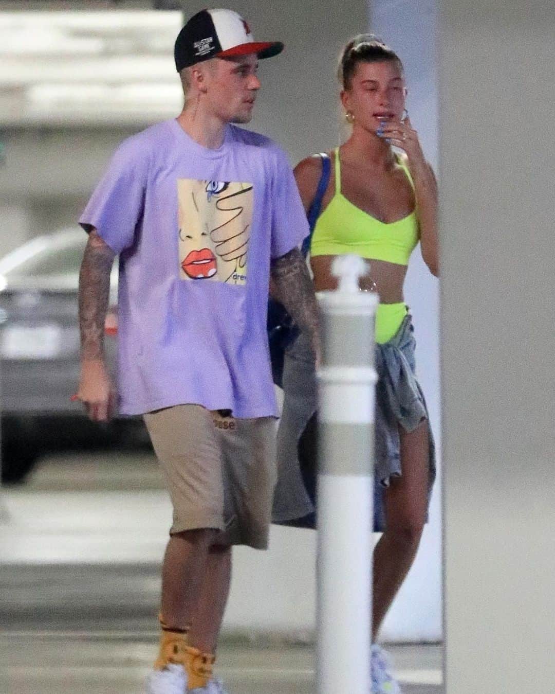 Just Jaredさんのインスタグラム写真 - (Just JaredInstagram)「@justinbieber and @haileybieber wear bright colors while leaving a yoga session. #JustinBieber #HaileyBieber Photo: Backgrid」8月5日 3時50分 - justjared