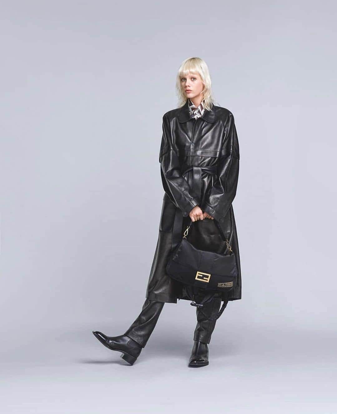 マリヤン・ジョンクマンのインスタグラム：「FENDI IS ALWAYS A GOOD IDEA. #FENDIFW19 🖤🖤🖤🖤 @fendi @silviaventurinifendi @mariaelenacima @alessiapellarini @nicovascellari」