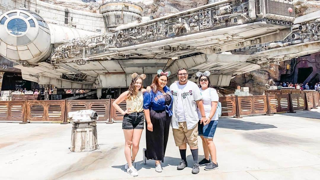 メアリー・モーサさんのインスタグラム写真 - (メアリー・モーサInstagram)「adventuring through #batuu yesterday with this crew was fun - WE ONLY KINDAAAA CRASHED THE SHIP! . ps. the foam on that drink makes your face numb, so thanks to our waiter, who warned me not to get it up my nose 😂」8月5日 4時00分 - missmarymmouser