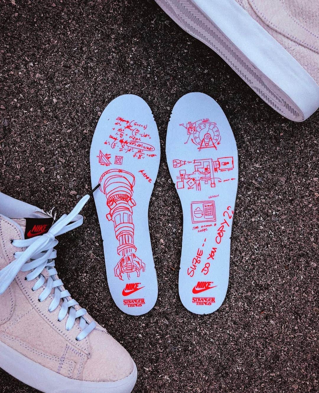 HYPEBEASTさんのインスタグラム写真 - (HYPEBEASTInstagram)「@hypebeastkicks: Here's your first look at the @nike x @strangerthingstv Blazer Mid silhouette from the “Upside Down” collection. Retaining the subtle off-white colorway with tonal Swooshes and heel tabs, the sneaker includes custom branded tags and insoles with loads of references to show’s third season. The Blazer Mid also incorporates hidden details like a coded message underneath the insole, along with heat reactive materials on the upper that can be burned off to reveal a royal blue layer. Stay tuned for more info.⁠⠀ Photo: @cran」8月5日 4時10分 - hypebeast