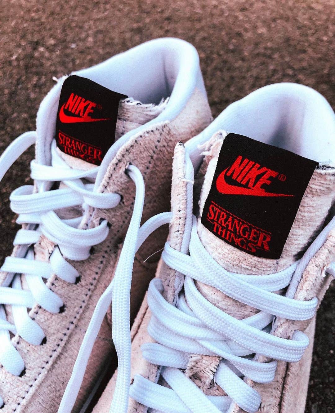 HYPEBEASTさんのインスタグラム写真 - (HYPEBEASTInstagram)「@hypebeastkicks: Here's your first look at the @nike x @strangerthingstv Blazer Mid silhouette from the “Upside Down” collection. Retaining the subtle off-white colorway with tonal Swooshes and heel tabs, the sneaker includes custom branded tags and insoles with loads of references to show’s third season. The Blazer Mid also incorporates hidden details like a coded message underneath the insole, along with heat reactive materials on the upper that can be burned off to reveal a royal blue layer. Stay tuned for more info.⁠⠀ Photo: @cran」8月5日 4時10分 - hypebeast