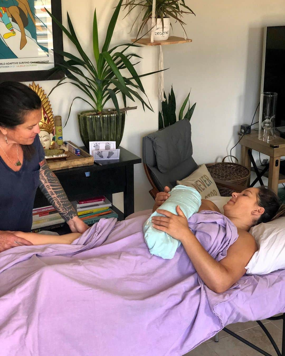 アラナ・ニコルズさんのインスタグラム写真 - (アラナ・ニコルズInstagram)「The game has been changed with a Karen Stubbs Massage! Shes got magic in her hands and I was so fortunate to have her come to my house this am and work out all of my postpartum tension. . I used to get massage regularly as a @usparalympics athlete and was always on the hunt for a therapist that could even come close to the Olympic training center therapists but was always disappointed until I met Karen! She’s BETTER! . still feeling contraction like pain in my hips and my back and this new breastfeeding posture is making my neck scream... needless to say, I’m in a way better physical and mental state now🙏🏽. . . If you’re in the Truckee/Tahoe or Reno area and want a game changing Massage DM me and I’ll connect you! . #selfcare #postpartumbody #first40days #imsoblessed #breastfeeding #mostnecessary @hi5sfoundation @crj_healingctr @roytuscany I love you」8月5日 4時12分 - alanathejane