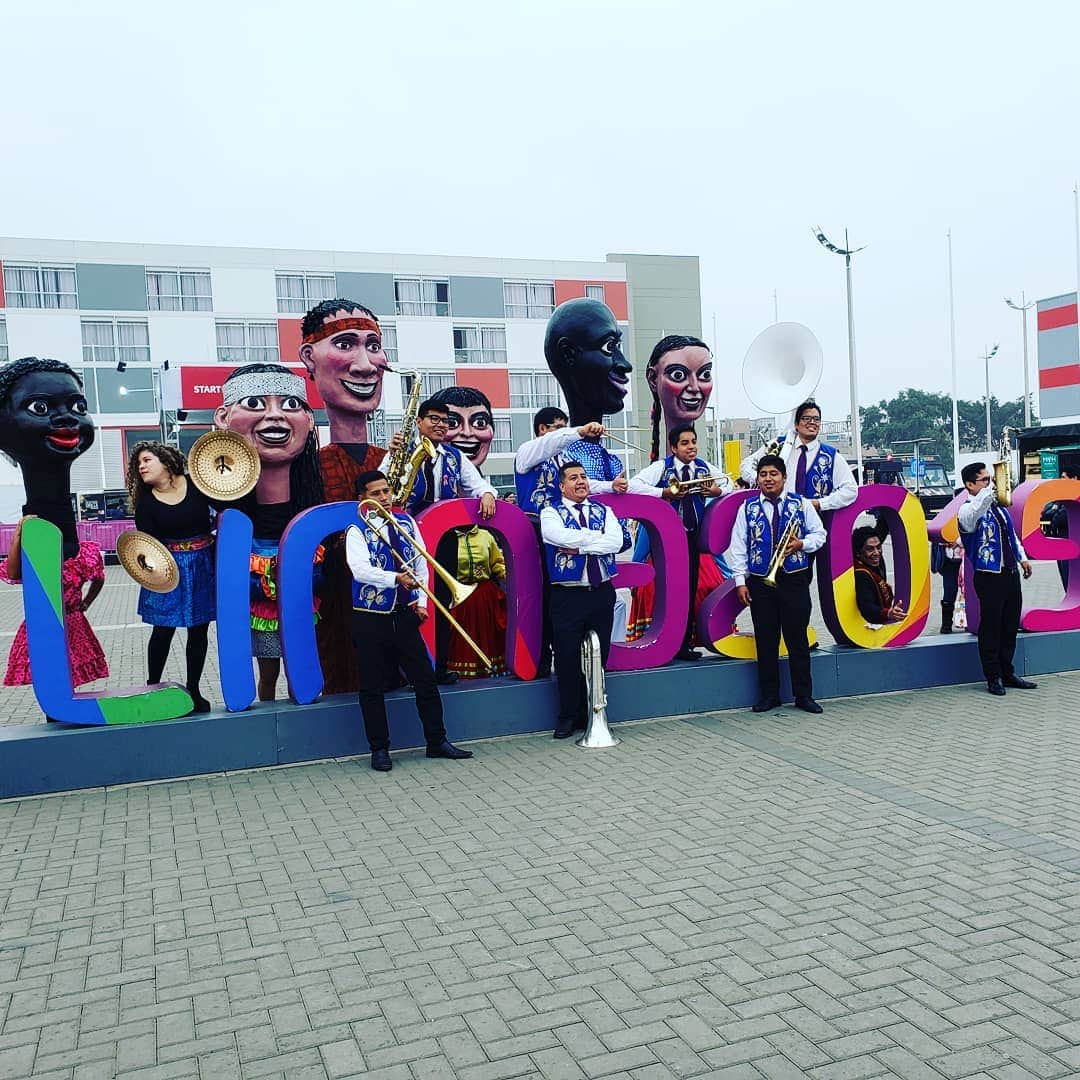 PJクォンさんのインスタグラム写真 - (PJクォンInstagram)「Lots going on in this picture! Giant dancing people with a marching band in front of #lima2019 sign :) part of the #cultural #panamgames program...@vanwagner_productions」8月5日 4時20分 - pjkwong