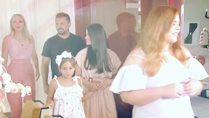 Eliana Michaelichin Bezerraのインスタグラム：「Já já vc vai conhecer a história de vida, dificuldades e sucessos de @xandaviao. Vamos entrar em sua bela casa em Fortaleza. Liga no SBT que vai começar. #xandiaviao #programaeliana #eliana #familia #superacao #inspiracao #elianavisita #fortaleza #ceara」