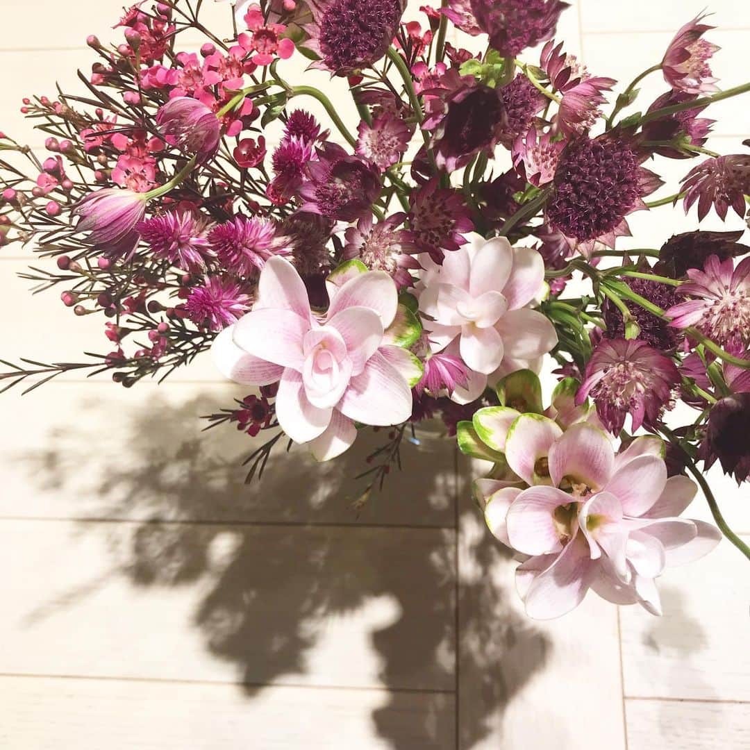 増山敬子さんのインスタグラム写真 - (増山敬子Instagram)「goodmorning! ではなくお疲れ様！ ということで昨日今日とJOBday 4時までもくもく作業。6月7月はゆっくりだったから、8月からスイッチスタート🗽 スイッチってみんなあるかな？ 私と息子は完全あるあるです🤣 #flowers」8月5日 4時26分 - keikomasuyama