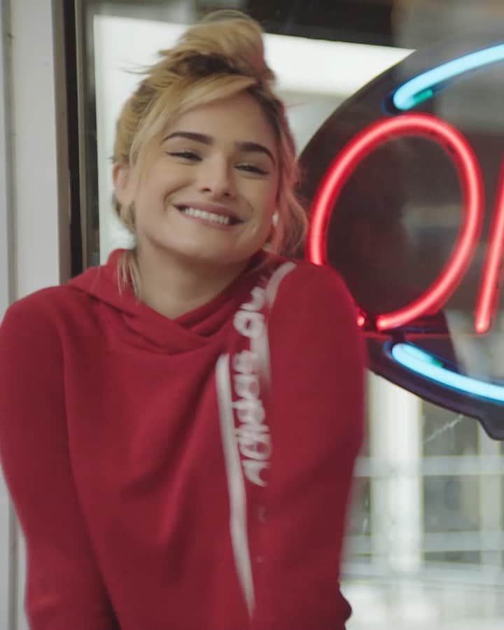 チャチー・ゴンザレスのインスタグラム：「Keeping it fresh in a 90s vibe #celebratethe90s #createdwithadidas @adidas」