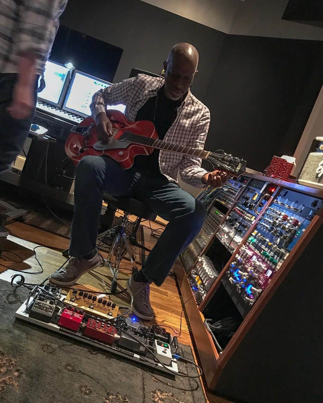 エミ・マイヤーさんのインスタグラム写真 - (エミ・マイヤーInstagram)「2 years ago this day.. recording “When I Lose Control” in Nashville 🎸 with @kebmomusic That’s more than just hot chicken in my belly 😂 🍗. I was 5 months preggers. 2年前の今日、ナッシュビルでケブモさんと「ウェン・アイ・ルーズ・コントロール」を録音していました！お腹がだんだん大きくなってきていた時期で、沢山のご馳走を食べなから共作したり歌ったりの録音作業でした 🤰🏻🎙 @kindofbluemusic」8月5日 4時47分 - emimeyer