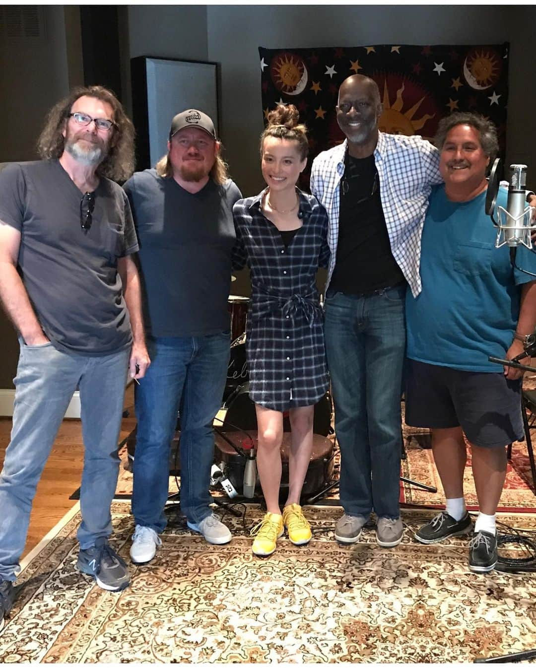 エミ・マイヤーさんのインスタグラム写真 - (エミ・マイヤーInstagram)「2 years ago this day.. recording “When I Lose Control” in Nashville 🎸 with @kebmomusic That’s more than just hot chicken in my belly 😂 🍗. I was 5 months preggers. 2年前の今日、ナッシュビルでケブモさんと「ウェン・アイ・ルーズ・コントロール」を録音していました！お腹がだんだん大きくなってきていた時期で、沢山のご馳走を食べなから共作したり歌ったりの録音作業でした 🤰🏻🎙 @kindofbluemusic」8月5日 4時47分 - emimeyer