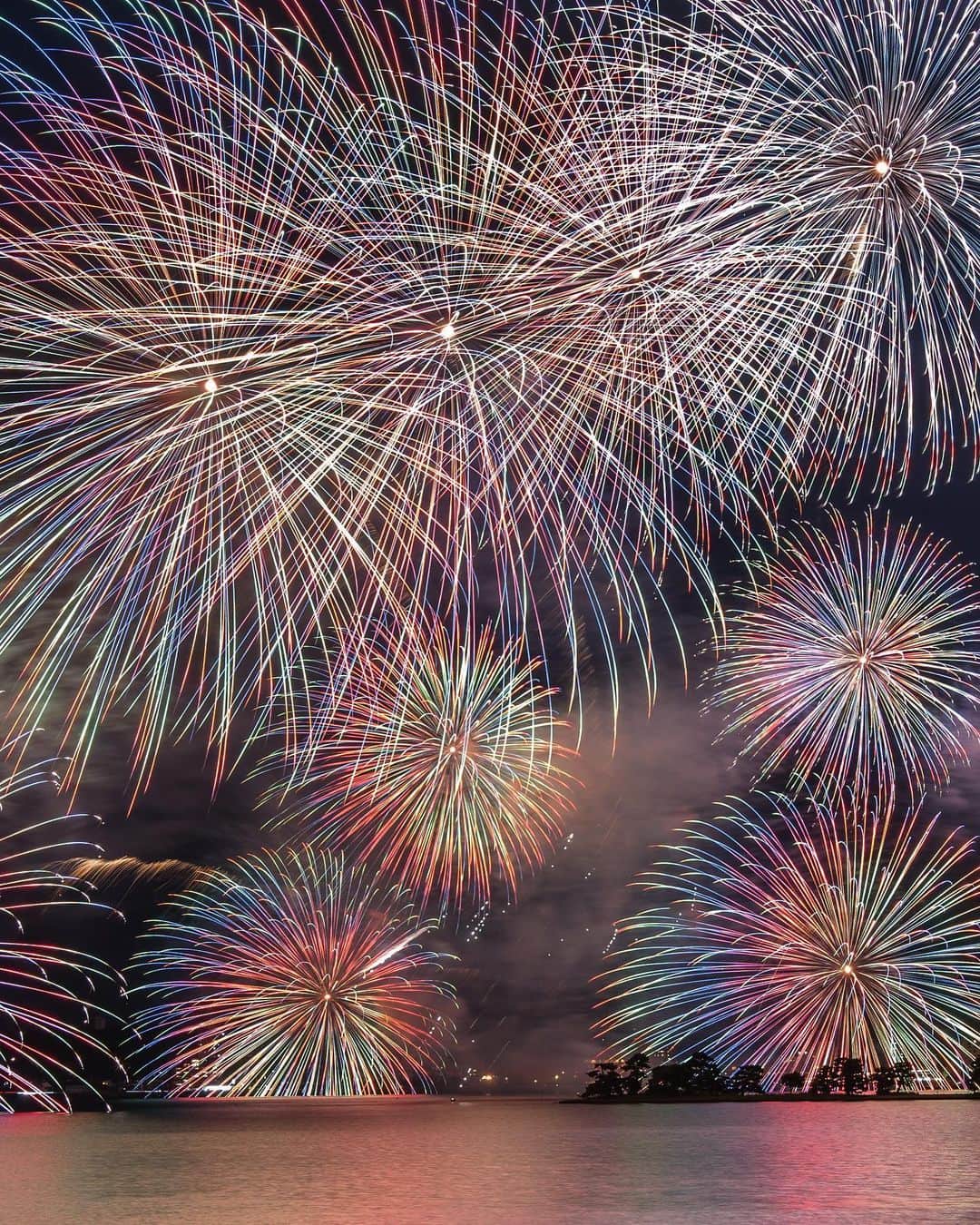 Takefumi Tezkaのインスタグラム：「✴︎松江水郷祭2019 ❷ ✴︎ ✴︎ ✴︎島根県 #pentax#カメラ#風景#tokyocameraclub#東京カメラ部 #instagramjapan #lovers_nippon #photo_shorttrip #art_of_japan_ #japan_of_insta #花火#master_shots#special_shots#ig_serenity#bd_pro#photo_travelers#IGersJP#kf_gallery_vip#team_jp_#visitjapanjp#retrip_nippon#retrip_news#inspiring_shot#ig_phos#LINES_and_POINTS#japantravelphoto#longexposure_japan#japan#松江水郷祭#hubsplanet」