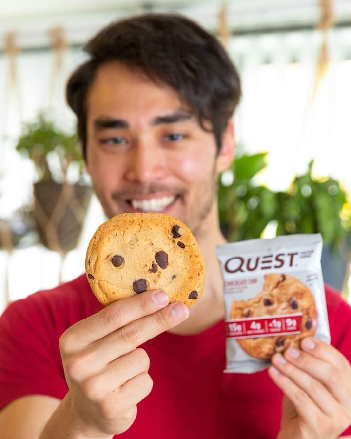 のインスタグラム：「Did you know today is #NationalChocolateChipCookieDay? 🍪 A lot of choices out there but if you’re looking for one that is 15g protein, 4g net carbs, <1g sugar, & 9g fiber, we got your back. 🤝」