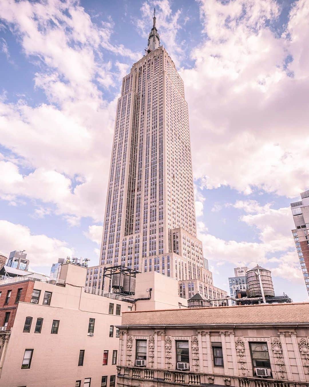 Empire State Buildingさんのインスタグラム写真 - (Empire State BuildingInstagram)「“There is no place like it, no place within an atom of its glory, pride and exultancy” – Walt Whitman 🌟 . 📷: @lunchwithgreg_photography #EmpireStateBuilding」8月5日 4時48分 - empirestatebldg