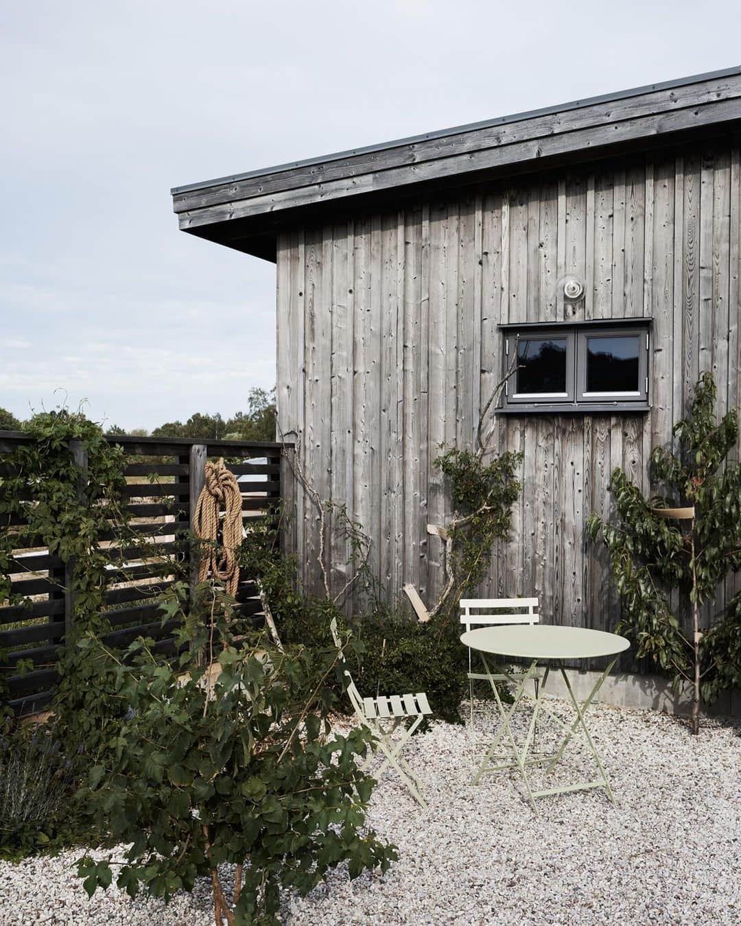 Frida Ramstedtさんのインスタグラム写真 - (Frida RamstedtInstagram)「Summer House inspo. Swipe for more images 👉🏻 Arkitekt: @m.arkitektur Foto: @emmajonssondysell #summerhouse #sweden #gotland #architecture #scandinavianliving」8月5日 4時48分 - trendenser