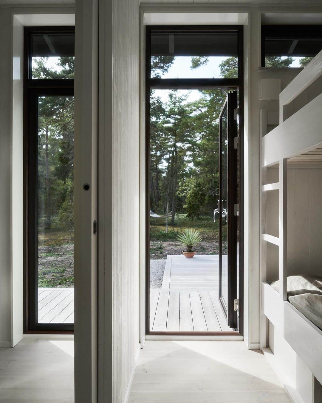 Frida Ramstedtさんのインスタグラム写真 - (Frida RamstedtInstagram)「Summer House inspo. Swipe for more images 👉🏻 Arkitekt: @m.arkitektur Foto: @emmajonssondysell #summerhouse #sweden #gotland #architecture #scandinavianliving」8月5日 4時48分 - trendenser