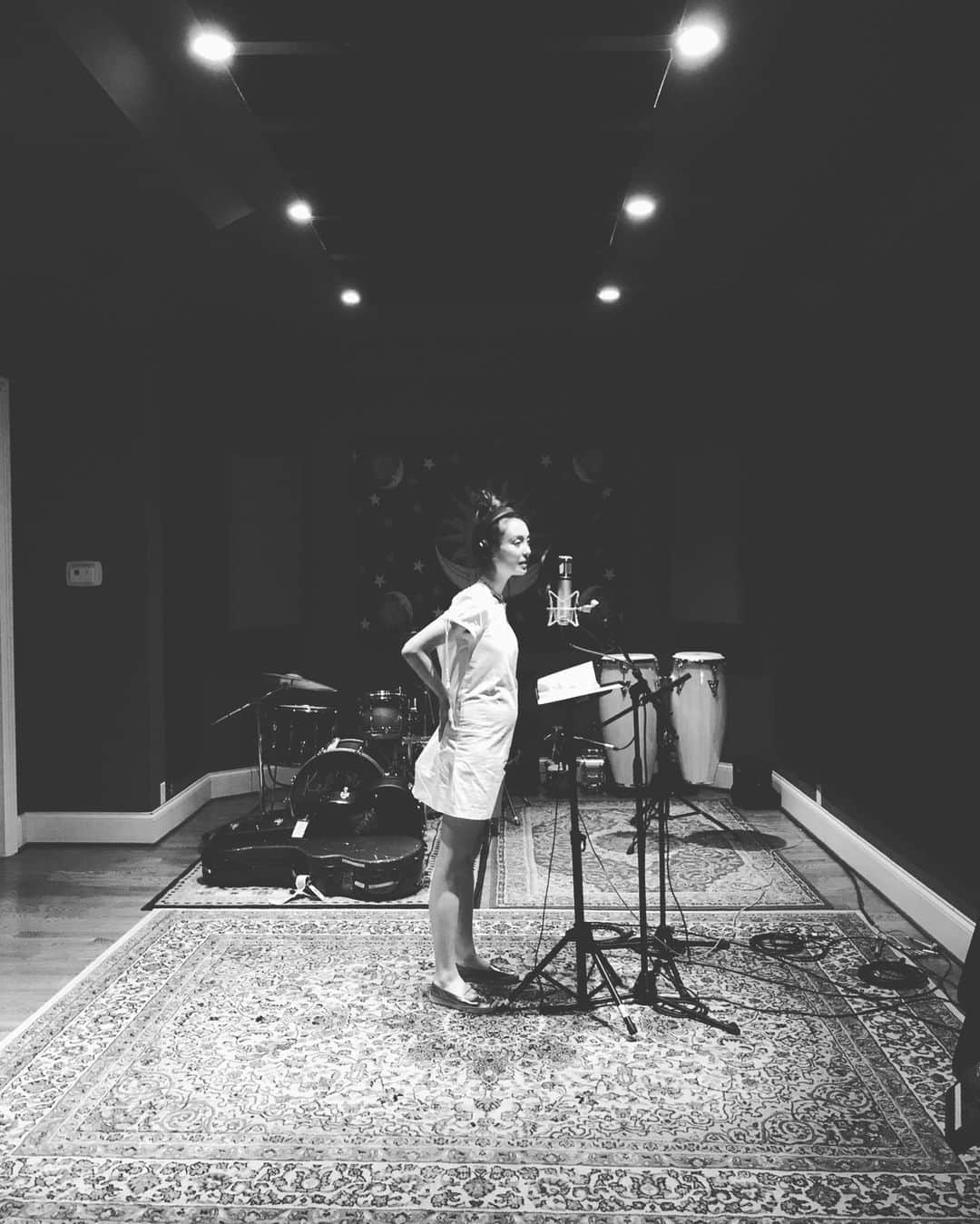 エミ・マイヤーのインスタグラム：「2 years ago this day.. recording “When I Lose Control” in Nashville 🎸 with @kebmomusic That’s more than just hot chicken in my belly 😂 🍗. I was 5 months preggers. 2年前の今日、ナッシュビルでケブモさんと「ウェン・アイ・ルーズ・コントロール」を録音していました！お腹がだんだん大きくなってきていた時期で、沢山のご馳走を食べなから共作したり歌ったりの録音作業でした 🤰🏻🎙 @kindofbluemusic」