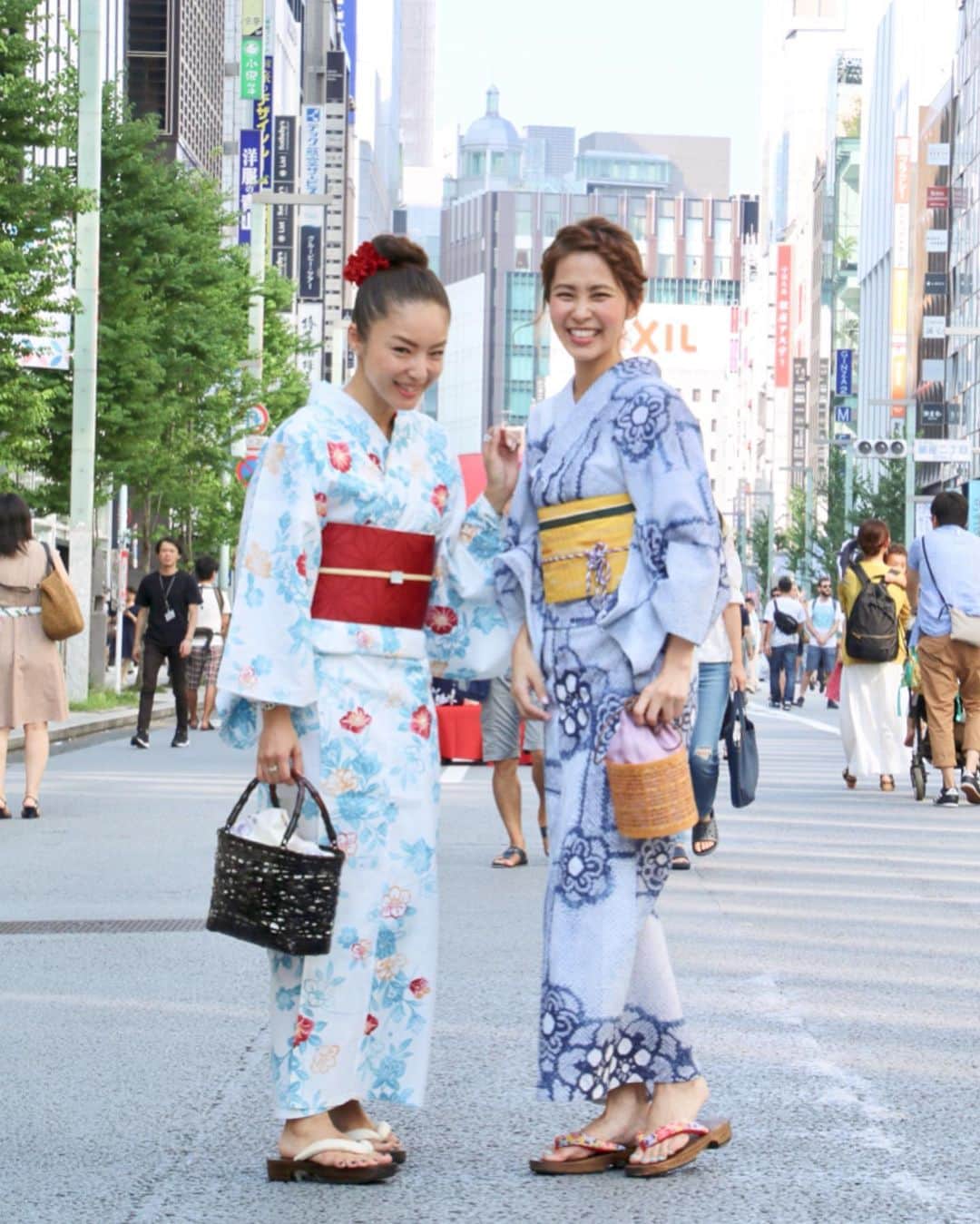 坂元美香さんのインスタグラム写真 - (坂元美香Instagram)「ゆうきちゃん @kusayuu と。こういう自然な写真好き☺️去年同じアパレル会社の別ブランドのモデルをしていて一緒に撮影とかもあったので、こうやって二人で撮るの久しぶり！ . 浴衣レンタル… 鎌倉 花のん @kimonokanon . #ゆかたで銀ぶら #浴衣 #ゆかた #和服 #銀座 #鎌倉花のん #浴衣レンタル #着物花のん #yukata #kimono #japanesekimono #ginza #浴衣で銀ブラ #総絞り #総絞り浴衣」8月5日 5時06分 - mika_saka