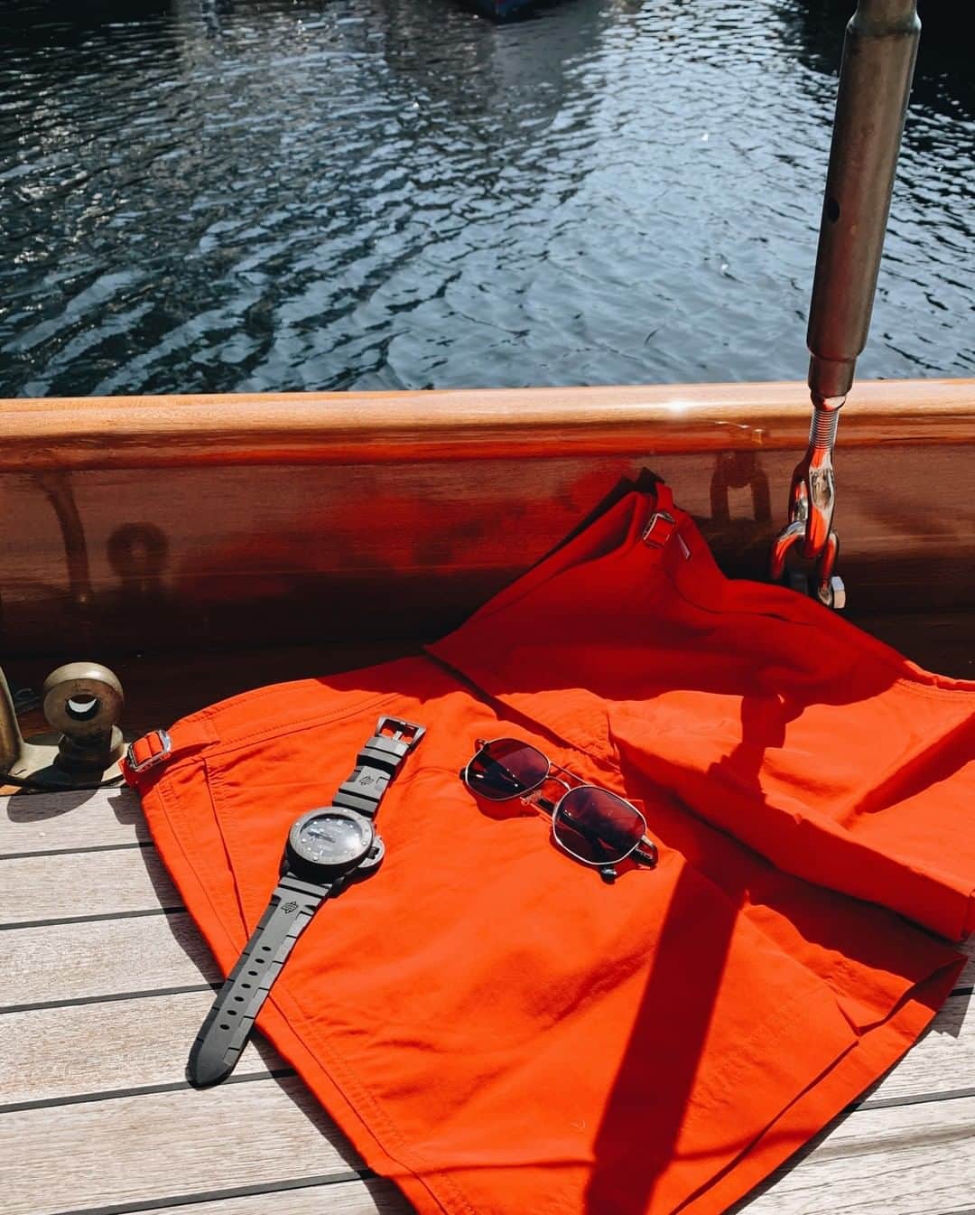MR PORTERのインスタグラム：「A watch that can stand high waters (or a more temperate voyage) ⌚ The @panerai Submersible has been designed to dive to depths of 300m. Perfect for a summer dip. ⁠ -⁠ The Panerai Submersible is available to pre-order via the link in bio. #MRPORTERwatches」