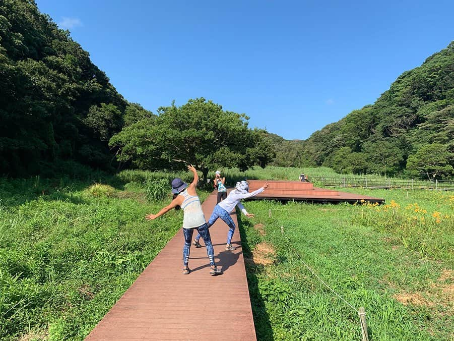 高松いくさんのインスタグラム写真 - (高松いくInstagram)「昨日『三崎Sup Cruise trip』 午後の回のお客様は、 パワフルなYogaインストラクター仲間❤️や、 素敵親子様がご参加下さり、 おもいっきり皆様からの あっっかるく！ 軽やかなエネルギーと、 笑い飛ばすパワーをたっくさん頂き、 とにかく笑って漕いで動いた パワフルSupツアーになりました🙌  みなさまに、 三崎のこの自然を🌳 この美味しいし空気とまぐろ丼を スペースが空いた身体中に染み込ませて頂き、日常に戻った時のエネルギーにしてもらえたら嬉しいです❤️ 皆様と海の上と森の中を たっぷりお散歩出来て最高に幸せでした🙌  三崎油壺/横堀海岸 @minatoya9 まで来てくださり 本当に本当にありがとうござました❤️ 明日も明後日も この日をたまに思い出して 深呼吸してくださいね❤️ ありがとうござました‼️‼️ 🏄‍♂️ 🌺 🌴  そして、、、 大好きな一緒に盛り上げてくれたインストラクター達!!! さえちゃん (高橋さえ)@saegoeson 🌺 ともちゃん (谷野智子)@chill_padyoga  と、お疲れ丼で乾杯❤️ みんなで仕事終わりに食べるまぐろ丼の美味しさは、格別‼️✨ Supツアー後のエネルギー使い果たした後には、心と体に染み渡ります😋ww✨ お二人からも沢山学ばせて頂き、刺激し合えて、 一緒に目標に向かって一緒に走って、 一緒にご飯食べて、 大笑いして過ごせる時間が幸せ過ぎる、、、 ありがとう❤️×101  #supyoga #yoga #instructors の #チャレンジ #体幹 #バランス #流石でした 👍 #sup #sea #paddleboard #standuppaddle #nature #forest #tree #green #sky #cloud #sun  #三崎口駅 #油壺 #横堀海岸 #海の家 #みなとや」8月5日 5時01分 - iku_takamatsu_trip_sup_yoga