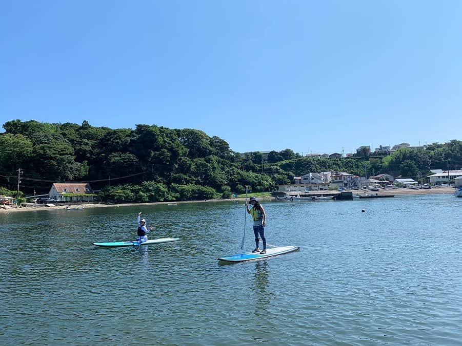 高松いくさんのインスタグラム写真 - (高松いくInstagram)「昨日『三崎Sup Cruise trip』 午後の回のお客様は、 パワフルなYogaインストラクター仲間❤️や、 素敵親子様がご参加下さり、 おもいっきり皆様からの あっっかるく！ 軽やかなエネルギーと、 笑い飛ばすパワーをたっくさん頂き、 とにかく笑って漕いで動いた パワフルSupツアーになりました🙌  みなさまに、 三崎のこの自然を🌳 この美味しいし空気とまぐろ丼を スペースが空いた身体中に染み込ませて頂き、日常に戻った時のエネルギーにしてもらえたら嬉しいです❤️ 皆様と海の上と森の中を たっぷりお散歩出来て最高に幸せでした🙌  三崎油壺/横堀海岸 @minatoya9 まで来てくださり 本当に本当にありがとうござました❤️ 明日も明後日も この日をたまに思い出して 深呼吸してくださいね❤️ ありがとうござました‼️‼️ 🏄‍♂️ 🌺 🌴  そして、、、 大好きな一緒に盛り上げてくれたインストラクター達!!! さえちゃん (高橋さえ)@saegoeson 🌺 ともちゃん (谷野智子)@chill_padyoga  と、お疲れ丼で乾杯❤️ みんなで仕事終わりに食べるまぐろ丼の美味しさは、格別‼️✨ Supツアー後のエネルギー使い果たした後には、心と体に染み渡ります😋ww✨ お二人からも沢山学ばせて頂き、刺激し合えて、 一緒に目標に向かって一緒に走って、 一緒にご飯食べて、 大笑いして過ごせる時間が幸せ過ぎる、、、 ありがとう❤️×101  #supyoga #yoga #instructors の #チャレンジ #体幹 #バランス #流石でした 👍 #sup #sea #paddleboard #standuppaddle #nature #forest #tree #green #sky #cloud #sun  #三崎口駅 #油壺 #横堀海岸 #海の家 #みなとや」8月5日 5時01分 - iku_takamatsu_trip_sup_yoga
