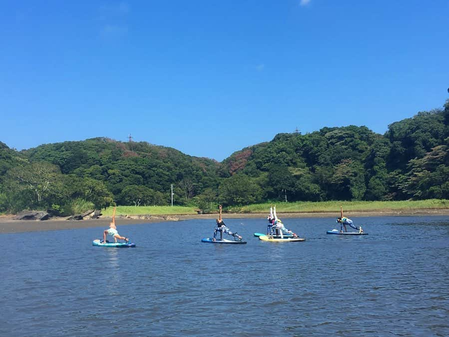 高松いくさんのインスタグラム写真 - (高松いくInstagram)「昨日『三崎Sup Cruise trip』 午後の回のお客様は、 パワフルなYogaインストラクター仲間❤️や、 素敵親子様がご参加下さり、 おもいっきり皆様からの あっっかるく！ 軽やかなエネルギーと、 笑い飛ばすパワーをたっくさん頂き、 とにかく笑って漕いで動いた パワフルSupツアーになりました🙌  みなさまに、 三崎のこの自然を🌳 この美味しいし空気とまぐろ丼を スペースが空いた身体中に染み込ませて頂き、日常に戻った時のエネルギーにしてもらえたら嬉しいです❤️ 皆様と海の上と森の中を たっぷりお散歩出来て最高に幸せでした🙌  三崎油壺/横堀海岸 @minatoya9 まで来てくださり 本当に本当にありがとうござました❤️ 明日も明後日も この日をたまに思い出して 深呼吸してくださいね❤️ ありがとうござました‼️‼️ 🏄‍♂️ 🌺 🌴  そして、、、 大好きな一緒に盛り上げてくれたインストラクター達!!! さえちゃん (高橋さえ)@saegoeson 🌺 ともちゃん (谷野智子)@chill_padyoga  と、お疲れ丼で乾杯❤️ みんなで仕事終わりに食べるまぐろ丼の美味しさは、格別‼️✨ Supツアー後のエネルギー使い果たした後には、心と体に染み渡ります😋ww✨ お二人からも沢山学ばせて頂き、刺激し合えて、 一緒に目標に向かって一緒に走って、 一緒にご飯食べて、 大笑いして過ごせる時間が幸せ過ぎる、、、 ありがとう❤️×101  #supyoga #yoga #instructors の #チャレンジ #体幹 #バランス #流石でした 👍 #sup #sea #paddleboard #standuppaddle #nature #forest #tree #green #sky #cloud #sun  #三崎口駅 #油壺 #横堀海岸 #海の家 #みなとや」8月5日 5時01分 - iku_takamatsu_trip_sup_yoga