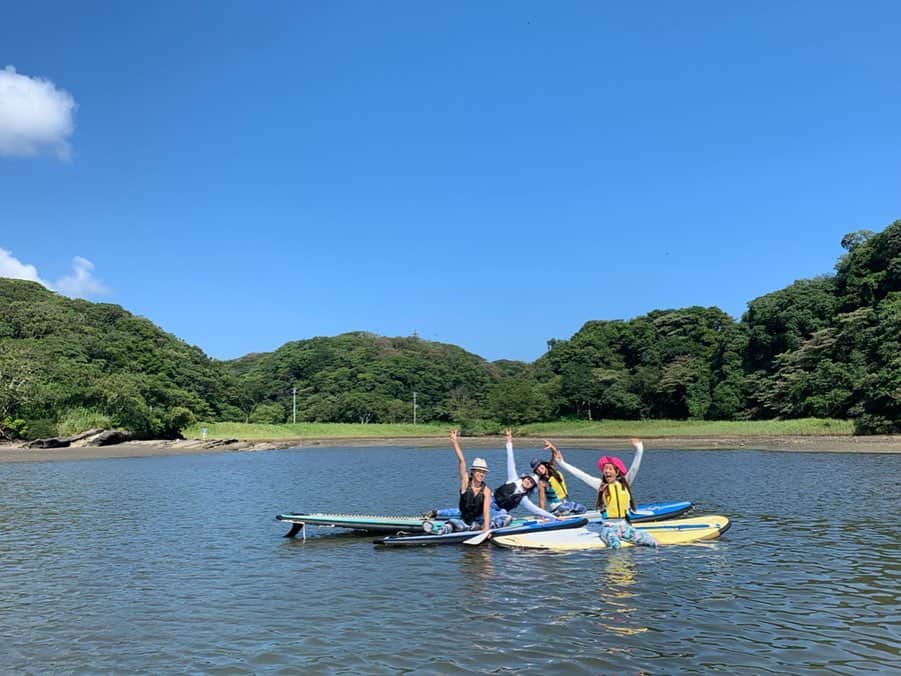 高松いくさんのインスタグラム写真 - (高松いくInstagram)「昨日『三崎Sup Cruise trip』 午後の回のお客様は、 パワフルなYogaインストラクター仲間❤️や、 素敵親子様がご参加下さり、 おもいっきり皆様からの あっっかるく！ 軽やかなエネルギーと、 笑い飛ばすパワーをたっくさん頂き、 とにかく笑って漕いで動いた パワフルSupツアーになりました🙌  みなさまに、 三崎のこの自然を🌳 この美味しいし空気とまぐろ丼を スペースが空いた身体中に染み込ませて頂き、日常に戻った時のエネルギーにしてもらえたら嬉しいです❤️ 皆様と海の上と森の中を たっぷりお散歩出来て最高に幸せでした🙌  三崎油壺/横堀海岸 @minatoya9 まで来てくださり 本当に本当にありがとうござました❤️ 明日も明後日も この日をたまに思い出して 深呼吸してくださいね❤️ ありがとうござました‼️‼️ 🏄‍♂️ 🌺 🌴  そして、、、 大好きな一緒に盛り上げてくれたインストラクター達!!! さえちゃん (高橋さえ)@saegoeson 🌺 ともちゃん (谷野智子)@chill_padyoga  と、お疲れ丼で乾杯❤️ みんなで仕事終わりに食べるまぐろ丼の美味しさは、格別‼️✨ Supツアー後のエネルギー使い果たした後には、心と体に染み渡ります😋ww✨ お二人からも沢山学ばせて頂き、刺激し合えて、 一緒に目標に向かって一緒に走って、 一緒にご飯食べて、 大笑いして過ごせる時間が幸せ過ぎる、、、 ありがとう❤️×101  #supyoga #yoga #instructors の #チャレンジ #体幹 #バランス #流石でした 👍 #sup #sea #paddleboard #standuppaddle #nature #forest #tree #green #sky #cloud #sun  #三崎口駅 #油壺 #横堀海岸 #海の家 #みなとや」8月5日 5時01分 - iku_takamatsu_trip_sup_yoga