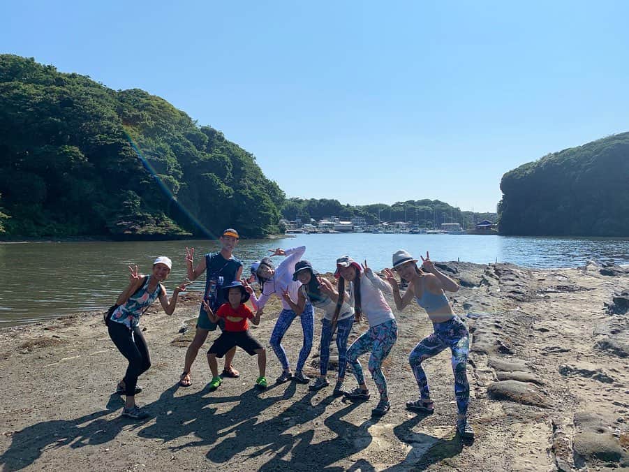 高松いくさんのインスタグラム写真 - (高松いくInstagram)「昨日『三崎Sup Cruise trip』 午後の回のお客様は、 パワフルなYogaインストラクター仲間❤️や、 素敵親子様がご参加下さり、 おもいっきり皆様からの あっっかるく！ 軽やかなエネルギーと、 笑い飛ばすパワーをたっくさん頂き、 とにかく笑って漕いで動いた パワフルSupツアーになりました🙌  みなさまに、 三崎のこの自然を🌳 この美味しいし空気とまぐろ丼を スペースが空いた身体中に染み込ませて頂き、日常に戻った時のエネルギーにしてもらえたら嬉しいです❤️ 皆様と海の上と森の中を たっぷりお散歩出来て最高に幸せでした🙌  三崎油壺/横堀海岸 @minatoya9 まで来てくださり 本当に本当にありがとうござました❤️ 明日も明後日も この日をたまに思い出して 深呼吸してくださいね❤️ ありがとうござました‼️‼️ 🏄‍♂️ 🌺 🌴  そして、、、 大好きな一緒に盛り上げてくれたインストラクター達!!! さえちゃん (高橋さえ)@saegoeson 🌺 ともちゃん (谷野智子)@chill_padyoga  と、お疲れ丼で乾杯❤️ みんなで仕事終わりに食べるまぐろ丼の美味しさは、格別‼️✨ Supツアー後のエネルギー使い果たした後には、心と体に染み渡ります😋ww✨ お二人からも沢山学ばせて頂き、刺激し合えて、 一緒に目標に向かって一緒に走って、 一緒にご飯食べて、 大笑いして過ごせる時間が幸せ過ぎる、、、 ありがとう❤️×101  #supyoga #yoga #instructors の #チャレンジ #体幹 #バランス #流石でした 👍 #sup #sea #paddleboard #standuppaddle #nature #forest #tree #green #sky #cloud #sun  #三崎口駅 #油壺 #横堀海岸 #海の家 #みなとや」8月5日 5時01分 - iku_takamatsu_trip_sup_yoga