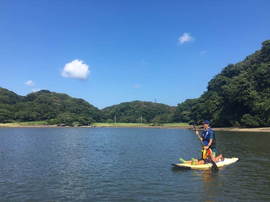 高松いくさんのインスタグラム写真 - (高松いくInstagram)「昨日『三崎Sup Cruise trip』 午後の回のお客様は、 パワフルなYogaインストラクター仲間❤️や、 素敵親子様がご参加下さり、 おもいっきり皆様からの あっっかるく！ 軽やかなエネルギーと、 笑い飛ばすパワーをたっくさん頂き、 とにかく笑って漕いで動いた パワフルSupツアーになりました🙌  みなさまに、 三崎のこの自然を🌳 この美味しいし空気とまぐろ丼を スペースが空いた身体中に染み込ませて頂き、日常に戻った時のエネルギーにしてもらえたら嬉しいです❤️ 皆様と海の上と森の中を たっぷりお散歩出来て最高に幸せでした🙌  三崎油壺/横堀海岸 @minatoya9 まで来てくださり 本当に本当にありがとうござました❤️ 明日も明後日も この日をたまに思い出して 深呼吸してくださいね❤️ ありがとうござました‼️‼️ 🏄‍♂️ 🌺 🌴  そして、、、 大好きな一緒に盛り上げてくれたインストラクター達!!! さえちゃん (高橋さえ)@saegoeson 🌺 ともちゃん (谷野智子)@chill_padyoga  と、お疲れ丼で乾杯❤️ みんなで仕事終わりに食べるまぐろ丼の美味しさは、格別‼️✨ Supツアー後のエネルギー使い果たした後には、心と体に染み渡ります😋ww✨ お二人からも沢山学ばせて頂き、刺激し合えて、 一緒に目標に向かって一緒に走って、 一緒にご飯食べて、 大笑いして過ごせる時間が幸せ過ぎる、、、 ありがとう❤️×101  #supyoga #yoga #instructors の #チャレンジ #体幹 #バランス #流石でした 👍 #sup #sea #paddleboard #standuppaddle #nature #forest #tree #green #sky #cloud #sun  #三崎口駅 #油壺 #横堀海岸 #海の家 #みなとや」8月5日 5時01分 - iku_takamatsu_trip_sup_yoga