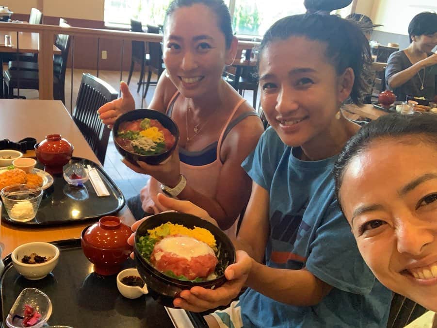 高松いくさんのインスタグラム写真 - (高松いくInstagram)「昨日『三崎Sup Cruise trip』 午後の回のお客様は、 パワフルなYogaインストラクター仲間❤️や、 素敵親子様がご参加下さり、 おもいっきり皆様からの あっっかるく！ 軽やかなエネルギーと、 笑い飛ばすパワーをたっくさん頂き、 とにかく笑って漕いで動いた パワフルSupツアーになりました🙌  みなさまに、 三崎のこの自然を🌳 この美味しいし空気とまぐろ丼を スペースが空いた身体中に染み込ませて頂き、日常に戻った時のエネルギーにしてもらえたら嬉しいです❤️ 皆様と海の上と森の中を たっぷりお散歩出来て最高に幸せでした🙌  三崎油壺/横堀海岸 @minatoya9 まで来てくださり 本当に本当にありがとうござました❤️ 明日も明後日も この日をたまに思い出して 深呼吸してくださいね❤️ ありがとうござました‼️‼️ 🏄‍♂️ 🌺 🌴  そして、、、 大好きな一緒に盛り上げてくれたインストラクター達!!! さえちゃん (高橋さえ)@saegoeson 🌺 ともちゃん (谷野智子)@chill_padyoga  と、お疲れ丼で乾杯❤️ みんなで仕事終わりに食べるまぐろ丼の美味しさは、格別‼️✨ Supツアー後のエネルギー使い果たした後には、心と体に染み渡ります😋ww✨ お二人からも沢山学ばせて頂き、刺激し合えて、 一緒に目標に向かって一緒に走って、 一緒にご飯食べて、 大笑いして過ごせる時間が幸せ過ぎる、、、 ありがとう❤️×101  #supyoga #yoga #instructors の #チャレンジ #体幹 #バランス #流石でした 👍 #sup #sea #paddleboard #standuppaddle #nature #forest #tree #green #sky #cloud #sun  #三崎口駅 #油壺 #横堀海岸 #海の家 #みなとや」8月5日 5時01分 - iku_takamatsu_trip_sup_yoga