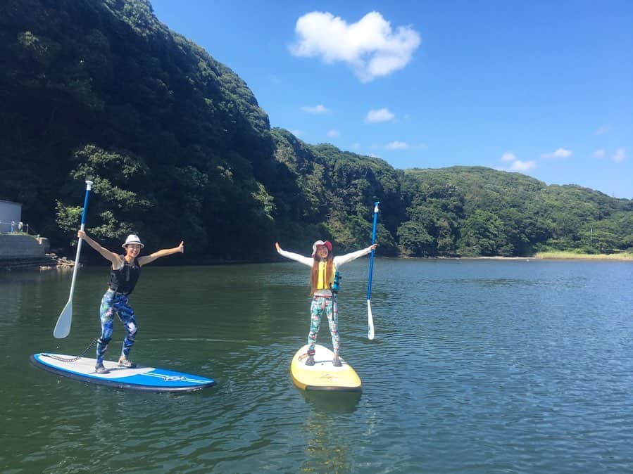 高松いくさんのインスタグラム写真 - (高松いくInstagram)「昨日『三崎Sup Cruise trip』 午後の回のお客様は、 パワフルなYogaインストラクター仲間❤️や、 素敵親子様がご参加下さり、 おもいっきり皆様からの あっっかるく！ 軽やかなエネルギーと、 笑い飛ばすパワーをたっくさん頂き、 とにかく笑って漕いで動いた パワフルSupツアーになりました🙌  みなさまに、 三崎のこの自然を🌳 この美味しいし空気とまぐろ丼を スペースが空いた身体中に染み込ませて頂き、日常に戻った時のエネルギーにしてもらえたら嬉しいです❤️ 皆様と海の上と森の中を たっぷりお散歩出来て最高に幸せでした🙌  三崎油壺/横堀海岸 @minatoya9 まで来てくださり 本当に本当にありがとうござました❤️ 明日も明後日も この日をたまに思い出して 深呼吸してくださいね❤️ ありがとうござました‼️‼️ 🏄‍♂️ 🌺 🌴  そして、、、 大好きな一緒に盛り上げてくれたインストラクター達!!! さえちゃん (高橋さえ)@saegoeson 🌺 ともちゃん (谷野智子)@chill_padyoga  と、お疲れ丼で乾杯❤️ みんなで仕事終わりに食べるまぐろ丼の美味しさは、格別‼️✨ Supツアー後のエネルギー使い果たした後には、心と体に染み渡ります😋ww✨ お二人からも沢山学ばせて頂き、刺激し合えて、 一緒に目標に向かって一緒に走って、 一緒にご飯食べて、 大笑いして過ごせる時間が幸せ過ぎる、、、 ありがとう❤️×101  #supyoga #yoga #instructors の #チャレンジ #体幹 #バランス #流石でした 👍 #sup #sea #paddleboard #standuppaddle #nature #forest #tree #green #sky #cloud #sun  #三崎口駅 #油壺 #横堀海岸 #海の家 #みなとや」8月5日 5時01分 - iku_takamatsu_trip_sup_yoga