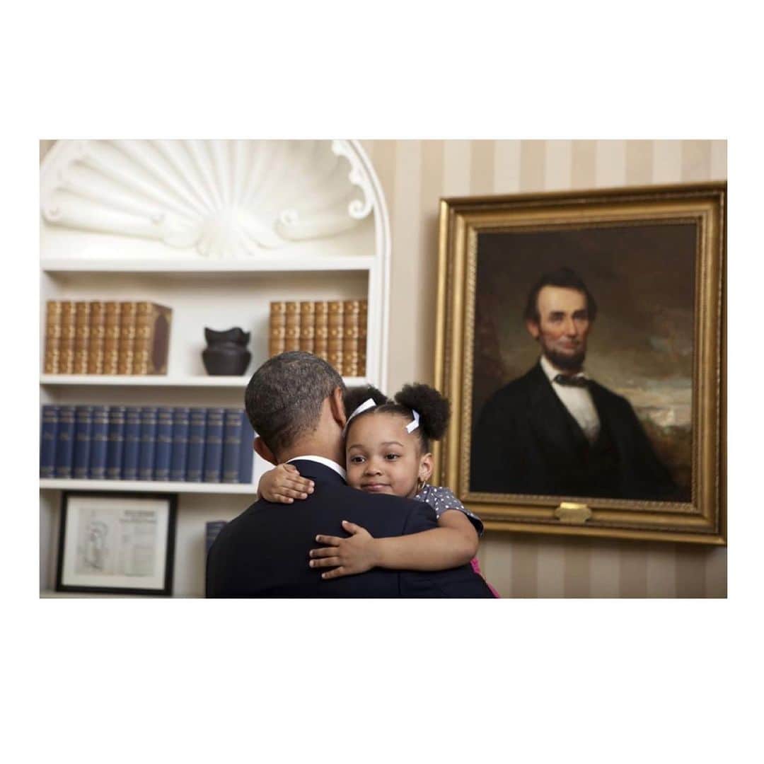 エブロ・ダーデンさんのインスタグラム写真 - (エブロ・ダーデンInstagram)「Big hugs for Barry O. #ObamaDay #HappyBDayBarack」8月5日 5時17分 - oldmanebro