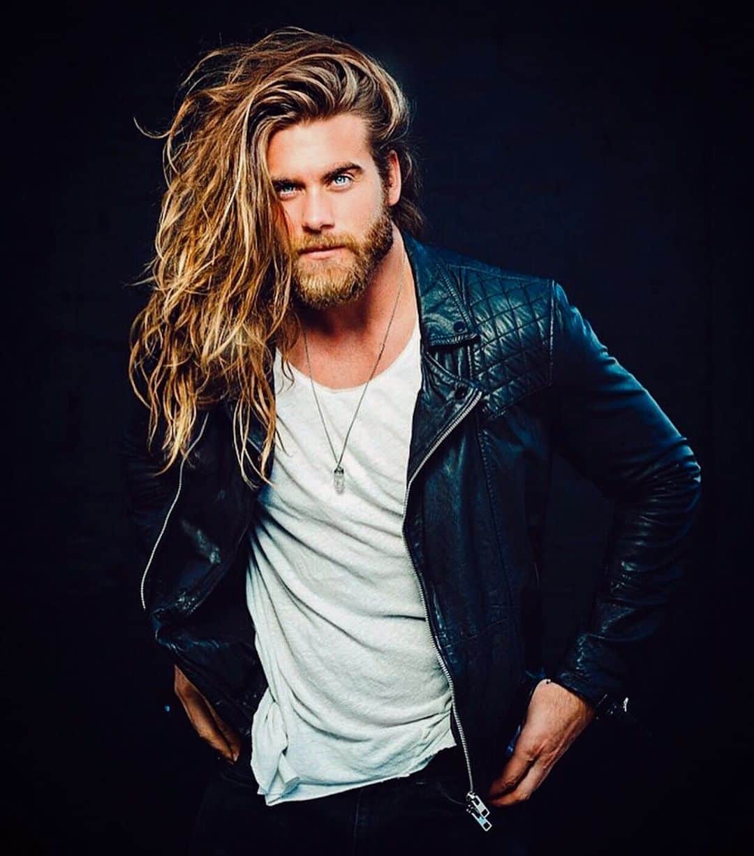 モデル、ブロック・オハーンのインスタグラム：「That’s that laser focus look I’ve got on my future. Just have to work hard and then work harder.  Working on a new project and can’t wait to bring this one to you 😏🎥🎭 🤫」