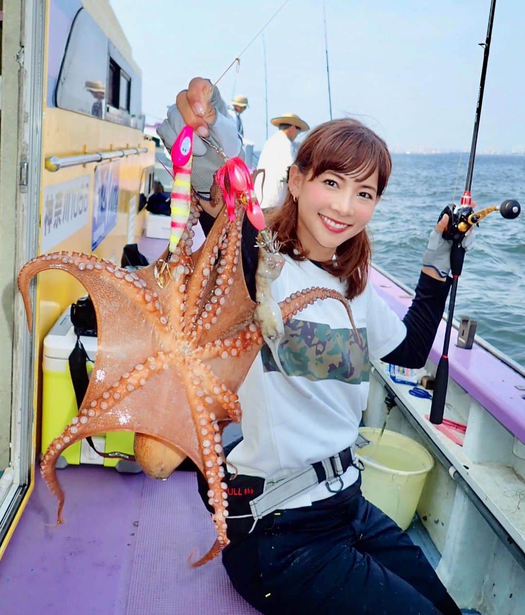 のインスタグラム：「🐙♡ 今年初の#タコ釣り ✨✨ やっと行けた(⸝⸝⸝ᵒ̴̶̷̥́ ꒳​ ᵒ̴̶̷̣̥̀⸝⸝⸝)︎💕︎ 17杯釣りました🐙🐙 楽しすぎた😂👍👍 #気づいたかな #大ダコが小さいタコを連れてきたよ ＊ rod:SHIMANO TAKOEGI BB S175 reel:SHIMANO GENPU XT 200PG PE:2 ＊ #fishing #octopus #octopus🐙 #octopusfishing #sea #ocean #fishinggirl #釣り #マダコ #マダコ釣り #蛸 #タコ #船 #海 #阪本智子」