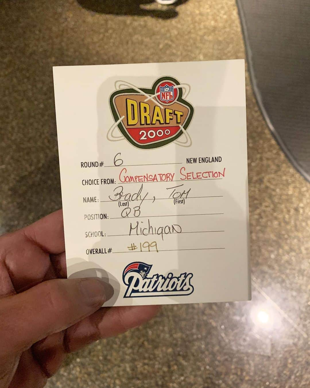 トム・ブレイディさんのインスタグラム写真 - (トム・ブレイディInstagram)「I finally got a chance to hold my draft card a few hours ago at the Pro Football Hall of Fame in Canton. I won’t ever forget where I came from 😀」8月5日 5時25分 - tombrady