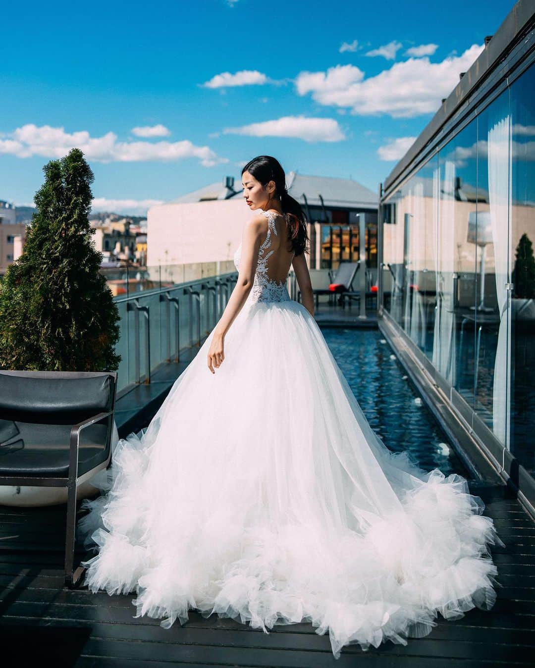 Pronoviasさんのインスタグラム写真 - (PronoviasInstagram)「Spectacular princess dress with an oversized tulle skirt and lots of ruffles! #PronoviasTrends Discover more about the Ruffles trend on the editorial (link in bio!) Dress: Rocky @herrit365 @liuan365」8月5日 5時25分 - pronovias