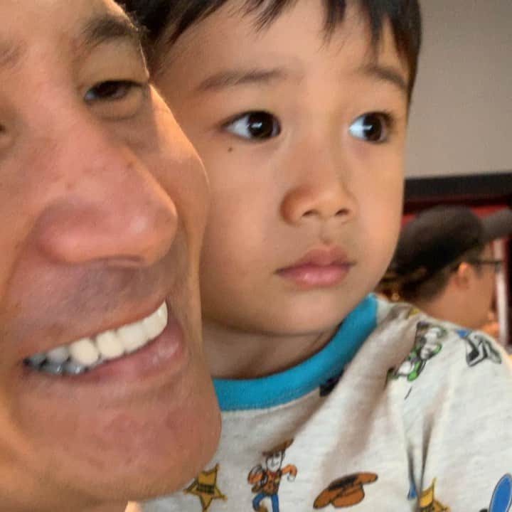 のインスタグラム：「トラウマ🦕🦖 ずっと楽しみにしていた初めての恐竜ショー。幸か不幸か一番前の列が当たり、沢山のリアルな恐竜に牙を向けられ食べられそうになる息子😂😂 恐竜をいい子いい子すると張り切っていたのに、ビビりマックスで半ベソ状態の後、無言で首を振る。 ぜひ現実を知る前の4枚目の動画もみてください😂😂 これが理想と現実というやつさ🦖🦕恐竜って君が思っているより何倍も大きいのよ！  #ダイナソーいーこいーこするの #あとでねーダイナソー😘 #ダイナソーかわいいねー #からの標的にされる一番前列 #大人は最高に楽しんだ😂🙌 #いまはちょっとダイナソーに会いたくないらしい #今日はパジャマも恐竜柄はやめとくらしい」
