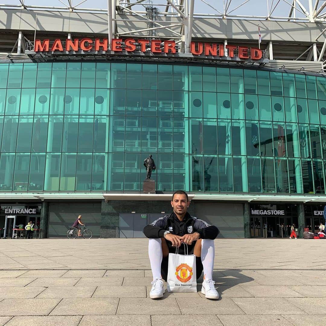 ルイージ・セーペのインスタグラム：「OLD TRAFFORD」
