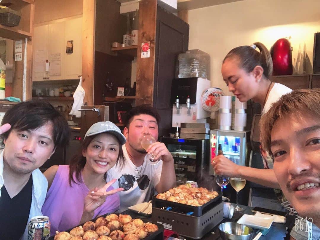 中川愛海さんのインスタグラム写真 - (中川愛海Instagram)「昨日昼に連絡あり急遽決まり16時から決行したタコパ！ 恵比寿飲食メンバーは出勤までのたこぱ！ 私お店だからできること！ 楽しかった！ 買い出し行かずにできるタコパ！最高！また、しよ！  @ami_nakagawa_  @erichin73  #中川愛海 #タコパ #たこ焼き #指導した #kururi #たこ焼きパーティー #くるり #たこぱー」8月5日 5時46分 - ami_nakagawa_