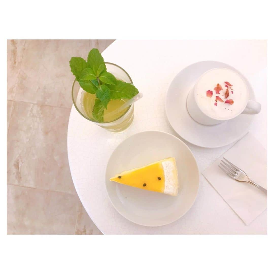 荒川れん子のインスタグラム：「Lilikoi Mille Crepes, Waimanalo Mint Iced Tea and Rose Tea Latte😍 ワイキキ店ならではのローカル素材を使ったお茶やお土産もあります。もう〜、美味しすぎて子泣き爺化😝 . . #hawaii #aloha #lovehawaii #luckywelivehawaii #hawaiilife #LadyM #sweets #dessert #travel #foodie #lifeisajourney #hawaiistagram #cafe #instahawaii #ハワイ #オアフ #ハワイ生活 #ハワイ暮らし #ハワイ在住 #旅 #ハワイ好き #ハワイ旅行 #デザート #ケーキ #スイーツ #カフェ #ミルクレープ #ハワイおすすめ #撮影 #子泣き爺」