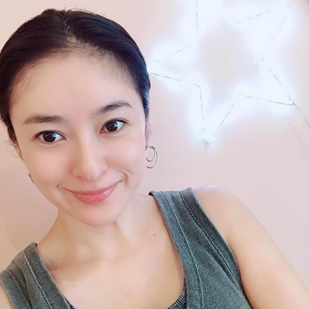 秋本祐希さんのインスタグラム写真 - (秋本祐希Instagram)「salond b @salonbdaikanyama  代官山にあるお友達のサロン✨ ずっと気になっていた角田式美容矯正にはまりました😳 今まで受けたことのないタイプの施術で 優しく触れられてるようなマッサージなんだけど 終わると身体がスッキリしてる✨ 顔のゆがみも調整してもらいました。 ストレートネックだし 肩こりひどいし 滞りやすいから 定期的に身体も顔も調整してもらおう☺︎ #salonb #代官山 #角田式美容矯正 #beautycare」8月5日 11時30分 - ayuuki0908