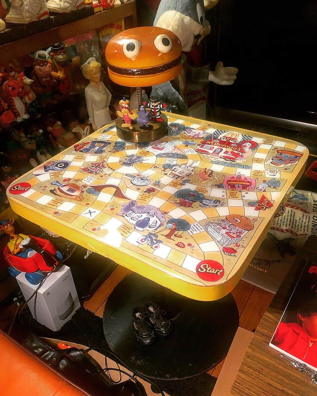 大川知英のインスタグラム：「80's McDonald's Store Game of Life Table🇺🇸 スペシャル可愛いテーブル❗️🤡 人生ゲームしたいけど英語が 読めません👨🏽‍✈️うぴー🚬 #mcdonalds #store#gameofife #table#vintage#80s#スペシャル #撃カワ#英語の先生募集中 #俺の人生はゲームだ#amecajiboys #takatsubase #アメトイ部」