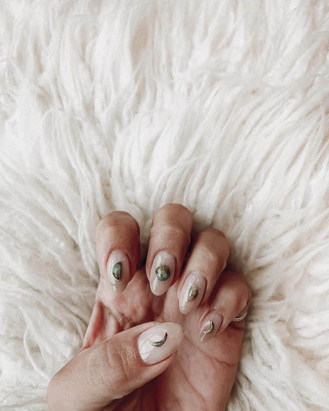 Manamiのインスタグラム：「turquoise moon🌙 プロデュースしたステッカーを使ったdesign人気🥰 お揃いにしてくれる人がいっぴいいて嬉しい💕 @mananails @moonlit_bymananails #Phasesofthemoon」