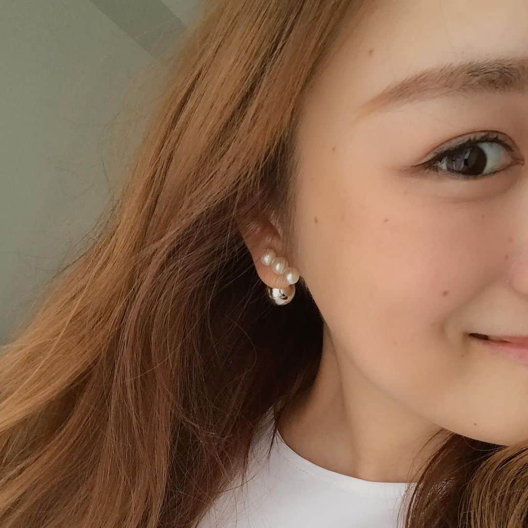 Keikooooooのインスタグラム：「New pierce♡ 先日ストーリーにもブログにも載せたけど、お気に入り過ぎて、こちらにも載せとこーっと♡ やっぱり、パールって可愛い♡キャッチは、ボールピアスが付いているから、リバーシブルに楽しめるし、おチビがいるから、あんまりぶらぶらしたの、付けれなくなってきたから、こういうの嬉しい！パールが付いてるだけで、上品さが増す気がします♡⍢⃝♡ お食い初めの日もつけて行きました♡ とってもとってもおススメです❤️❤️❤️😆 ． #ピアス #アクセサリー #accessory #pierce @sheriche.official #ママ #ママコーデ #女の子ママ #シェリッシュ #sheriche @satomi.masheria」