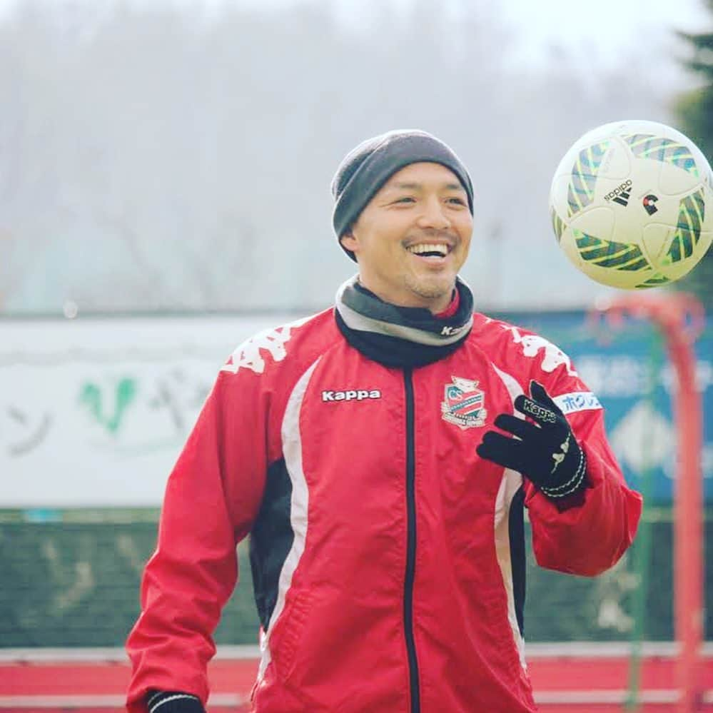 コンサドーレ札幌さんのインスタグラム写真 - (コンサドーレ札幌Instagram)「.......﻿ #小野伸二に聞きたい44のこと #ありがとう小野伸二﻿ ﻿ 2014年～在籍している小野伸二選手のFC琉球への完全移籍が決定しました。その人柄と魅力的なプレーで、サポーターの皆様や選手、スタッフから愛されリスペクトされてきた小野伸二選手。コンサドーレで過ごすのも残り1週間ということで、クラブではSNSを利用した特別企画を実施することにしました。﻿ ﻿ 皆さんから質問を募集し小野選手が答える﻿  #小野伸二に聞きたい44のこと﻿ ﻿ 小野伸二選手への感謝のメッセージを募集する﻿  #ありがとう小野伸二﻿ ﻿ コンサドーレで共に過ごした6シーズンを、小野選手とサポーターのみなさんが一緒に楽しく振り返ることができたらという思いで、この2つを企画をしました。﻿ ﻿ なお、公式SNSをフォローし、期間内にこの企画に参加(投稿)いただいた方の中から抽選で10名様に小野伸二選手のサイン色紙をプレゼントします🎁是非、多くのみなさんのご参加をお待ちしています。﻿ ﻿ ﻿ ⚽️Instagramからの応募方法﻿ ①コンサドーレ公式Instagram(@hokkaido_consadole_sapporo)をフォロー﻿ ② #小野伸二に聞きたい44のこと をつけて質問を投稿﻿ または #ありがとう小野伸二 をつけて感謝のメッセージを投稿﻿ ﻿ 📅募集期間﻿ 8月6日(火)23:59まで﻿ ﻿ ﻿ ＼抽選で小野選手のサイン色紙があたる🎁／﻿ 質問・感謝のメッセージを投稿し、フォローいただいている方の中から抽選で10名の方に小野選手のサイン色紙をプレゼントします。当選者の方には各SNS上のDMにてご連絡いたします（8月下旬以降予定）﻿﻿ ﻿ 📣注意事項﻿ ・本企画には各ハッシュタグをつけて投稿するだけで参加できますが、プレゼントについては期間内に投稿いただき、かつ クラブ公式SNSをフォローいただいている方の中から抽選となります。あらかじめご了承ください。﻿ ・企画への参加にはSNSのアカウントが必要です。﻿ ・本企画は公式twitter,Facebook,Instagram での実施となります。プレゼントについては全てのSNSを合わせて「抽選で10名様」となります﻿ ・アカウントを非公開設定にしている場合は選考対象外となります。﻿﻿ ・日本国内にお住まいのフォロワーの方限定です。﻿ ・景品の転売を固く禁じます。﻿﻿ ﻿ ﻿ #Jリーグ　#JLEAGUE﻿﻿﻿ #football #soccer﻿﻿﻿ #supporter #サポーター﻿﻿﻿ #soccerphotography﻿﻿﻿ #soccertime﻿﻿﻿ #北海道　#HOKKAIDO﻿﻿﻿ #札幌　#SAPPORO﻿ #小野伸二 #SHINJIONO」8月5日 11時25分 - hokkaido_consadole_sapporo