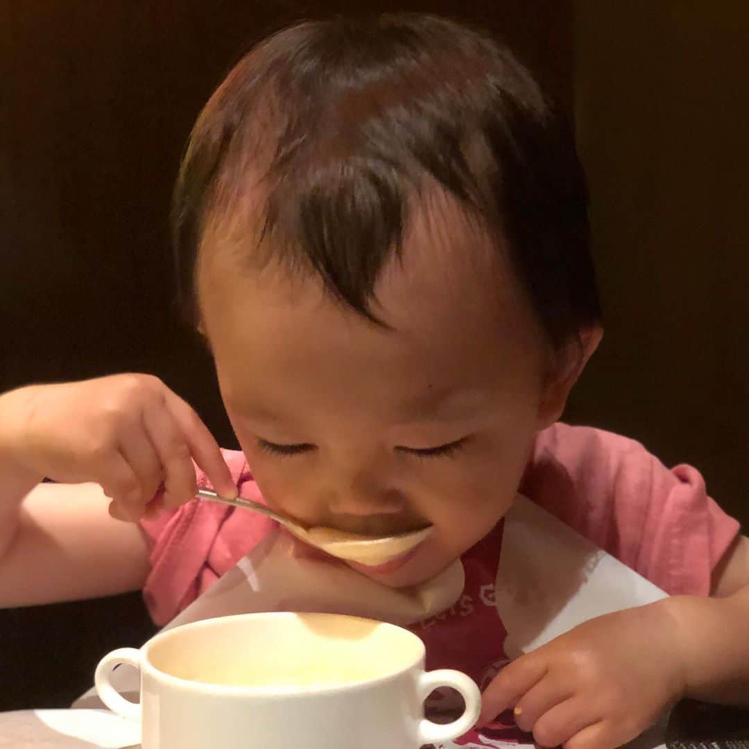 花田浩菜さんのインスタグラム写真 - (花田浩菜Instagram)「立派な#お子様ランチ 🍽❤️ 少し前だけど家族で#ディズニーランドホテル で#子連れランチ😊 . . 当日、予約なしでも入れた#カンナ に。ミッキープレートに乗った#お子様プレート はもう少し大きい子供向けだから結構量もあるけれど、スープやパスタ、ハンバーグと大好きなものばかりでデザートもついていてミッキー大好きな息子も『きー😍（ミッキーのこと）』と喜んでパクパク食べていたので良かった❤️ 大人のデザートもとっても可愛かったです❤️さすがディズニー😊 . . 自分でスプーンとフォークでまだこぼすけれど、ほんとこの1.2ヶ月でちゃんと食べられるようになって、口の周りについてるよーというとお手拭きで拭くようになり😂😂だんだんとキッズに近づいてるなーと感じる今日この頃です。 嬉しいサプライズや嬉しくないサプライズw、お調子者が過ぎるのでちょこちょこ喧嘩もするけれど😂こんなに毎日が新鮮な発見があるのは子育てするまでなかったな。母もどんどんたくましくなり成長させてもらいまくっている今日この頃です🙍‍♀️👶 . . #1歳9ヶ月 #1歳10ヶ月 #東京ディズニーランドホテル #キッズプレート #ミッキー #親子 #男の子ママ #1歳児 #家族でお出かけ #赤ちゃんのいる生活 #ハイチェアあり #子どもとお出かけ #ベビーカーOK #ig_oyabakabu #happy #happydays」8月5日 11時28分 - hanadahirona