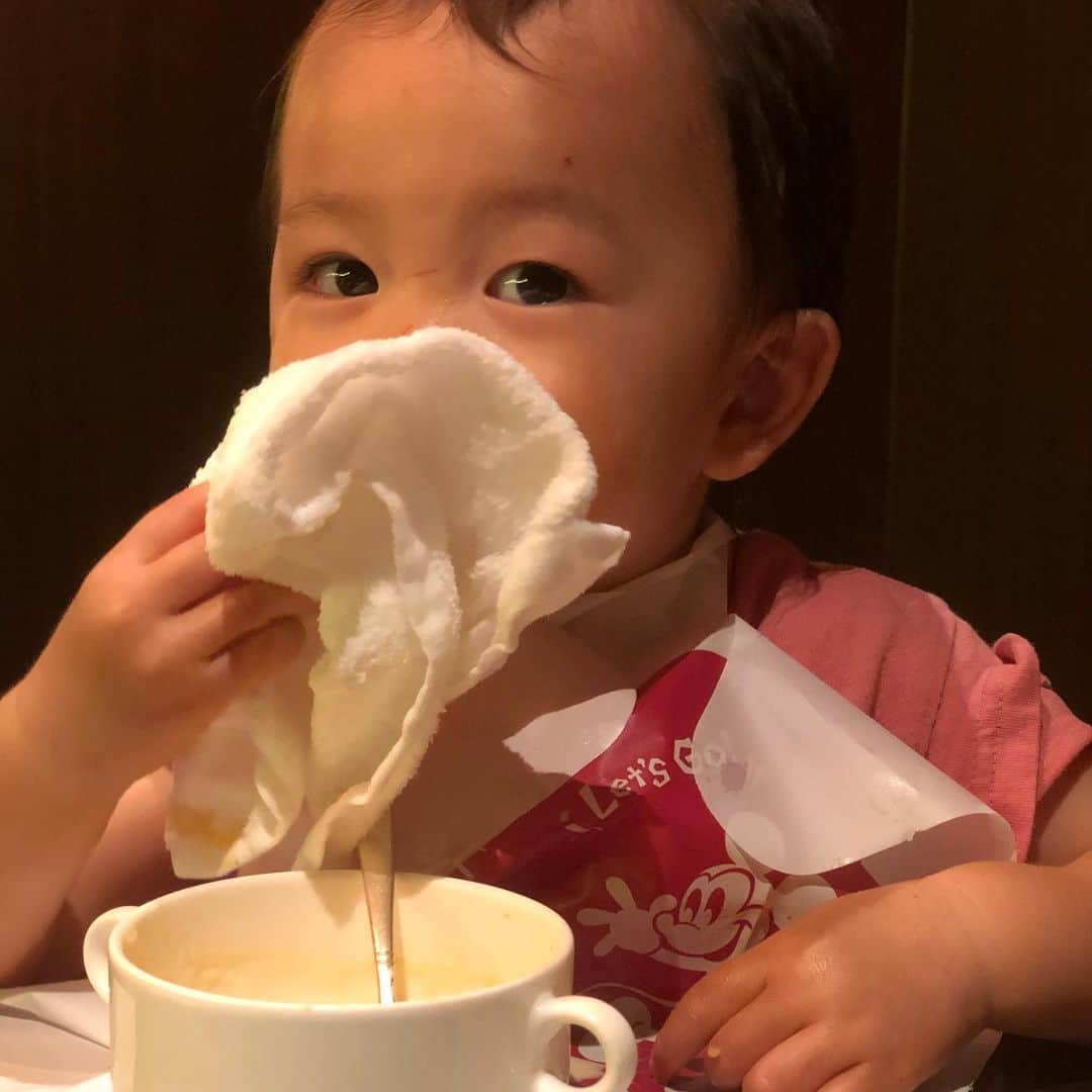 花田浩菜さんのインスタグラム写真 - (花田浩菜Instagram)「立派な#お子様ランチ 🍽❤️ 少し前だけど家族で#ディズニーランドホテル で#子連れランチ😊 . . 当日、予約なしでも入れた#カンナ に。ミッキープレートに乗った#お子様プレート はもう少し大きい子供向けだから結構量もあるけれど、スープやパスタ、ハンバーグと大好きなものばかりでデザートもついていてミッキー大好きな息子も『きー😍（ミッキーのこと）』と喜んでパクパク食べていたので良かった❤️ 大人のデザートもとっても可愛かったです❤️さすがディズニー😊 . . 自分でスプーンとフォークでまだこぼすけれど、ほんとこの1.2ヶ月でちゃんと食べられるようになって、口の周りについてるよーというとお手拭きで拭くようになり😂😂だんだんとキッズに近づいてるなーと感じる今日この頃です。 嬉しいサプライズや嬉しくないサプライズw、お調子者が過ぎるのでちょこちょこ喧嘩もするけれど😂こんなに毎日が新鮮な発見があるのは子育てするまでなかったな。母もどんどんたくましくなり成長させてもらいまくっている今日この頃です🙍‍♀️👶 . . #1歳9ヶ月 #1歳10ヶ月 #東京ディズニーランドホテル #キッズプレート #ミッキー #親子 #男の子ママ #1歳児 #家族でお出かけ #赤ちゃんのいる生活 #ハイチェアあり #子どもとお出かけ #ベビーカーOK #ig_oyabakabu #happy #happydays」8月5日 11時28分 - hanadahirona
