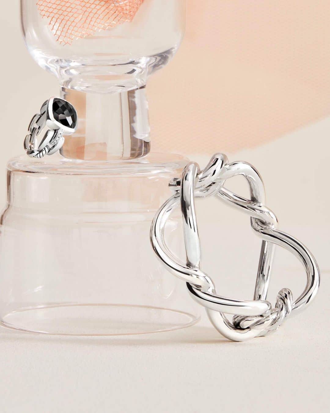 デビッドヤーマンのインスタグラム：「Twisted into a Continuance® bracelet or sculpted into a Wellesley Link™ ring, silver elegantly reflects your style and spirit. #DavidYurman」