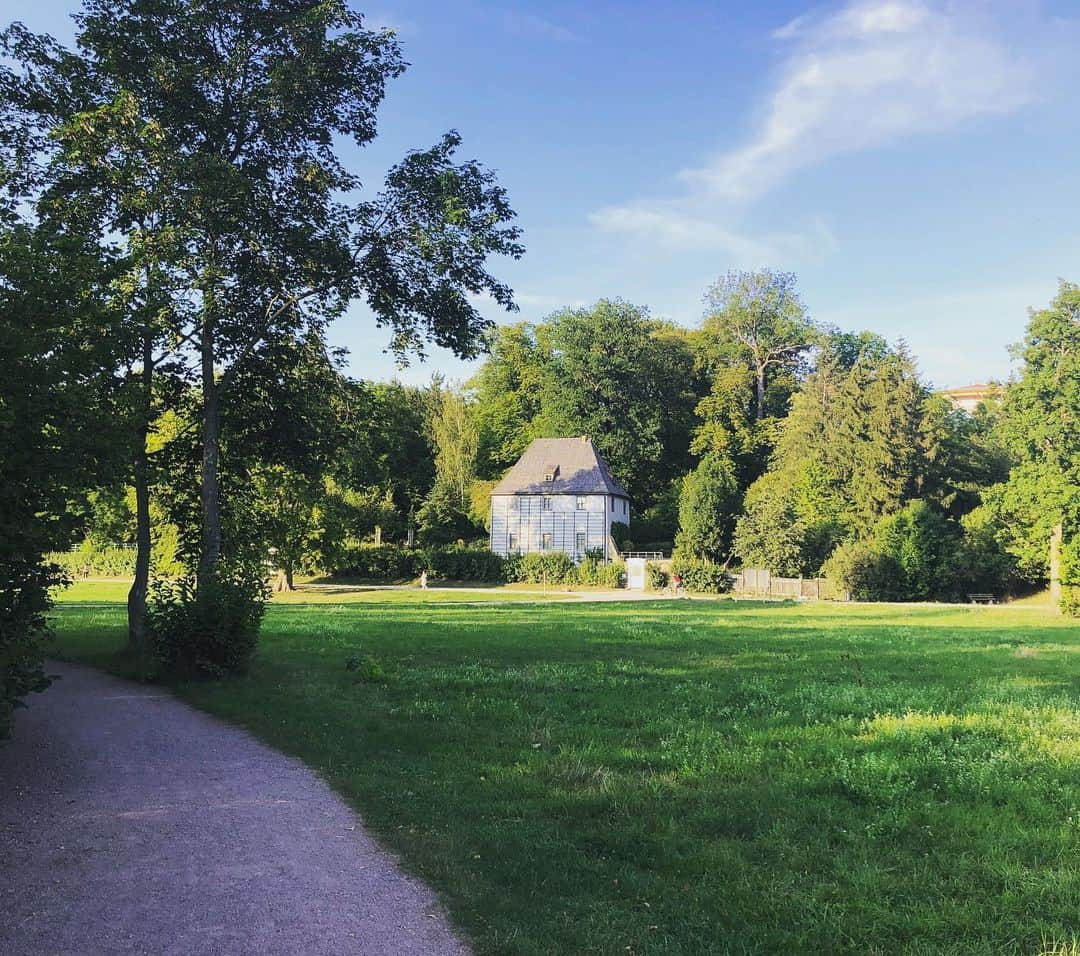 新倉瞳さんのインスタグラム写真 - (新倉瞳Instagram)「We had a beautiful walk after the rehearsal  リハーサル後にはワイマール市内と公園を散歩。  お天気にも恵まれて最高！  モルドバ出身の音楽祭公式の美女カメラマンのシェンディ(一つ前の投稿も彼女が撮ってくれた写真)とは同い年、優しくてハートが素敵な女性です。何かと気が合ってよく一緒に居ます☺️ ・ ・  #beautifulwalk #weimar #nature #green #beautifulfriend」8月5日 6時02分 - hitominiikura