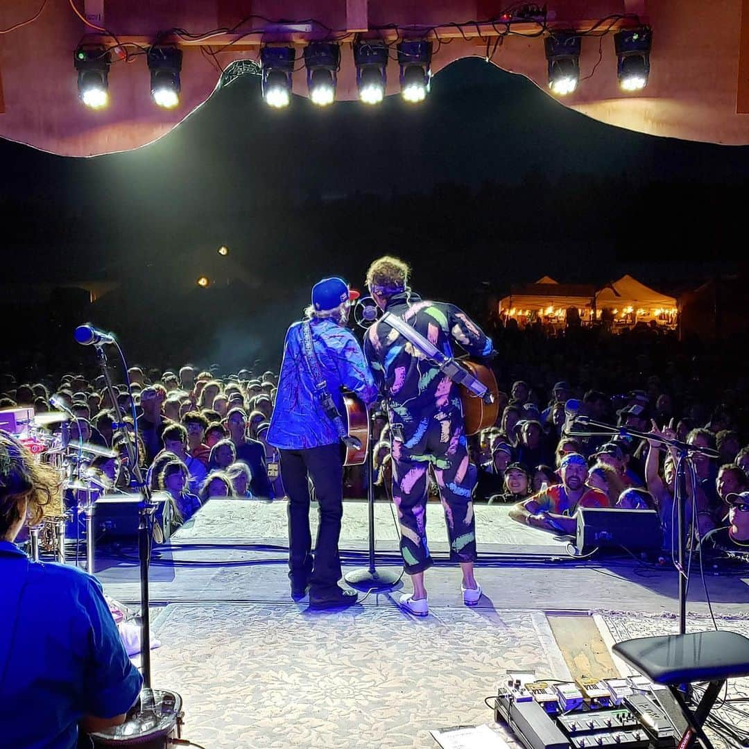 ジェイソン・ムラーズさんのインスタグラム写真 - (ジェイソン・ムラーズInstagram)「Standing Strong for clean water with @joelrafaelofficial at @salmonfest. #nopebblemine🚫」8月5日 6時15分 - jason_mraz