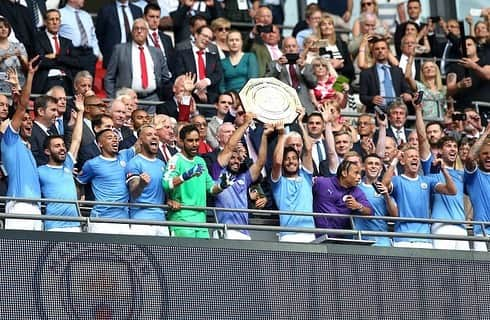 エリアカン・マンガラさんのインスタグラム写真 - (エリアカン・マンガラInstagram)「Winning is a habit 🦈👏🏾 #ManCity #communityshield」8月5日 6時21分 - eliamangala