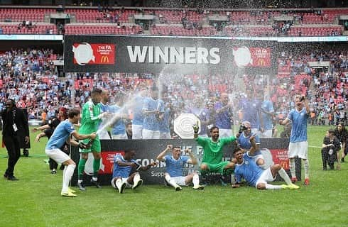 エリアカン・マンガラさんのインスタグラム写真 - (エリアカン・マンガラInstagram)「Winning is a habit 🦈👏🏾 #ManCity #communityshield」8月5日 6時21分 - eliamangala